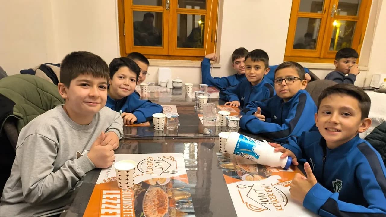 Şuhut Hisarspor’un Geleceği Moral Depoladı: Altyapı Oyuncuları Çiğ Köfte Etkinliğinde Buluştu