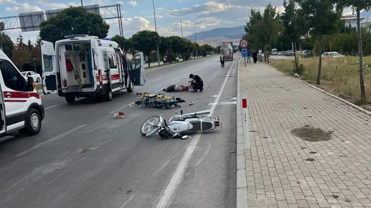 Afyonkarahisar'da Otomobile Arkadan Çarpan Motosikletin Sürücüsü Yaralandı