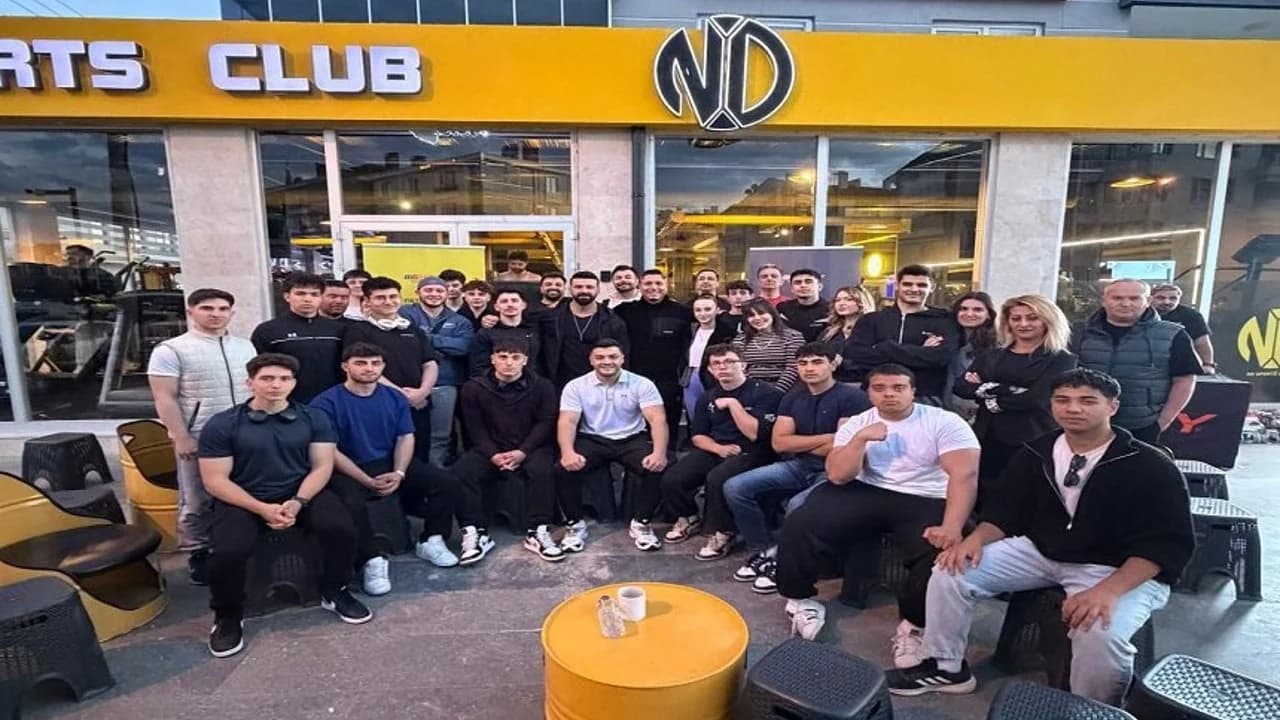 Afyonkarahisar'da Fitness Rüzgarı: 'My Hulk' Mustafa Yıldız Sporseverlerle Buluştu