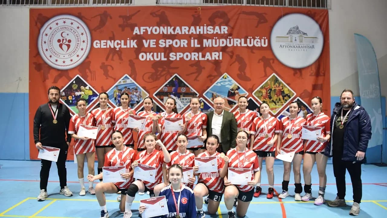 Afyonkarahisar’da Hentbol Şöleni Tamamlandı: Yıldızlar Gruplardan Çıktı