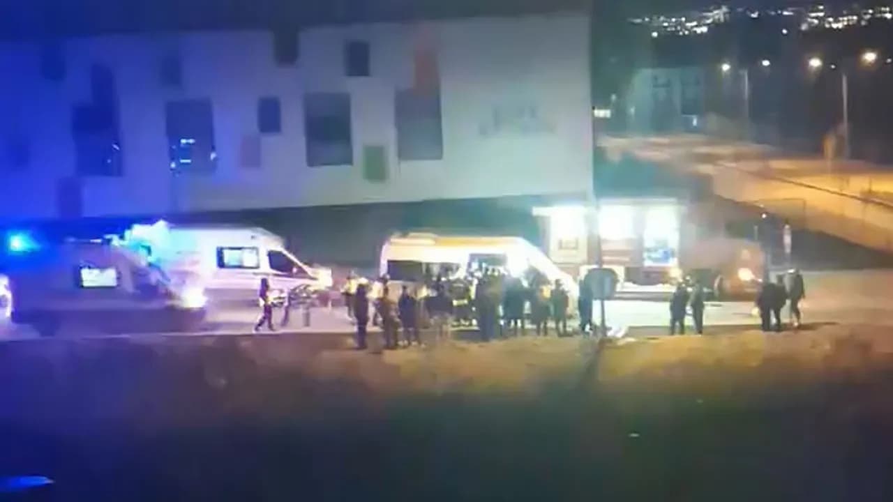 Eskişehir’de Gece Yarısı Kaza: Serviste Sıkışan 4 Kişi Kurtarıldı