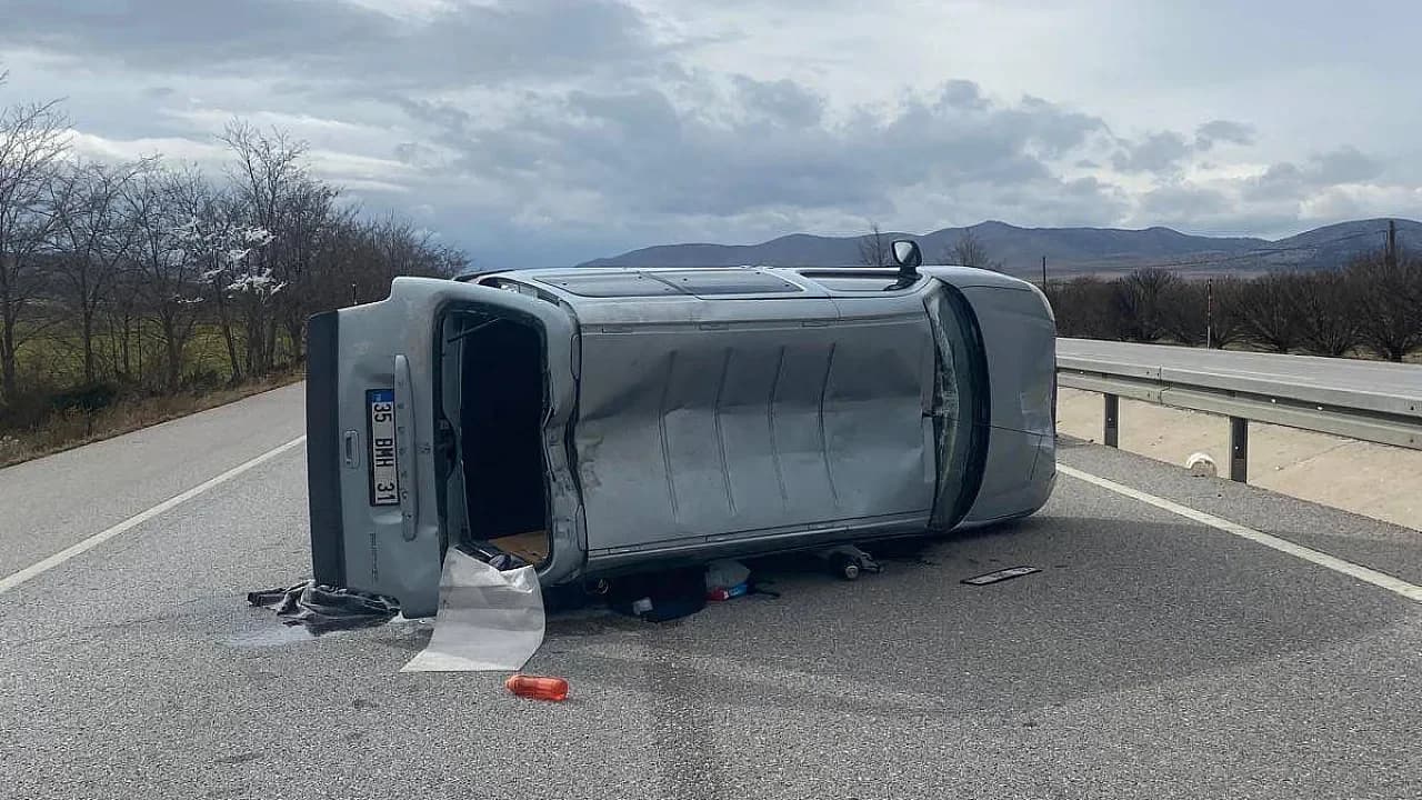 Emirdağ’da Kontrolden Çıkan Otomobil Orta Şeritte Devrildi: 1 Yaralı