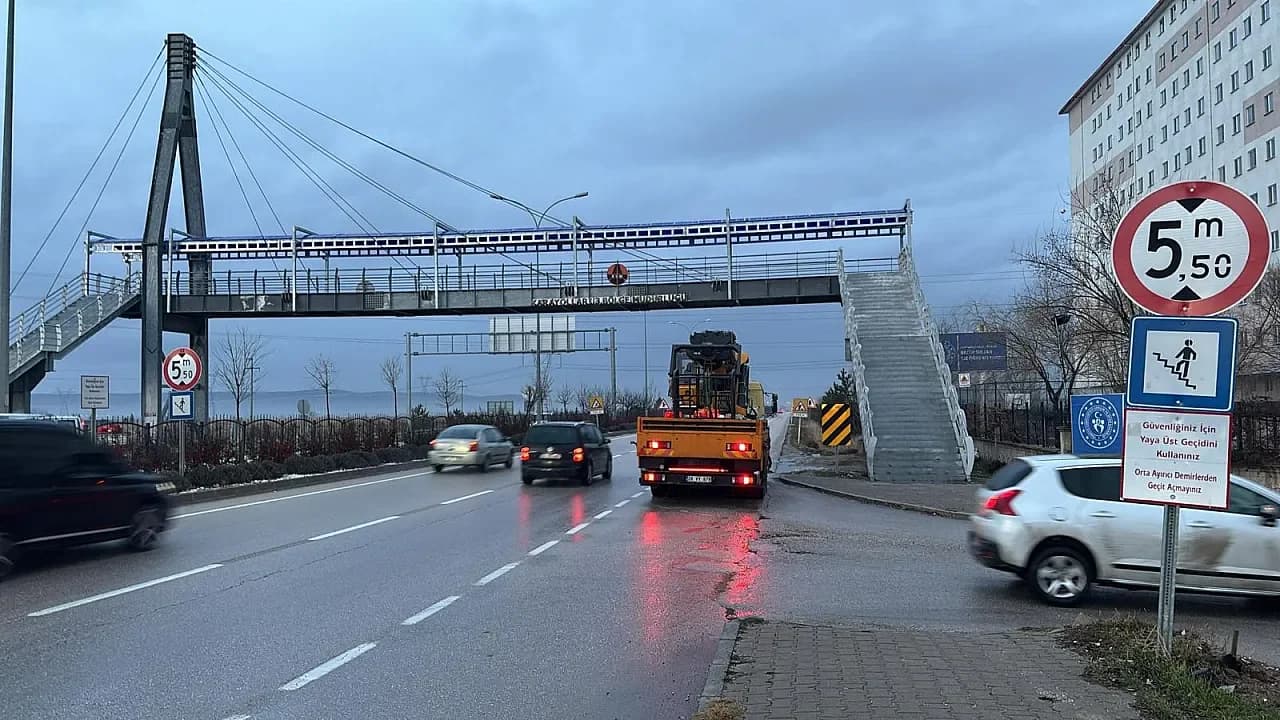 Öğrencilerin Çağrısı Yanıtsız Kalmadı: KYK Yurdu Önündeki Üst Geçit Artık Daha Güvenli