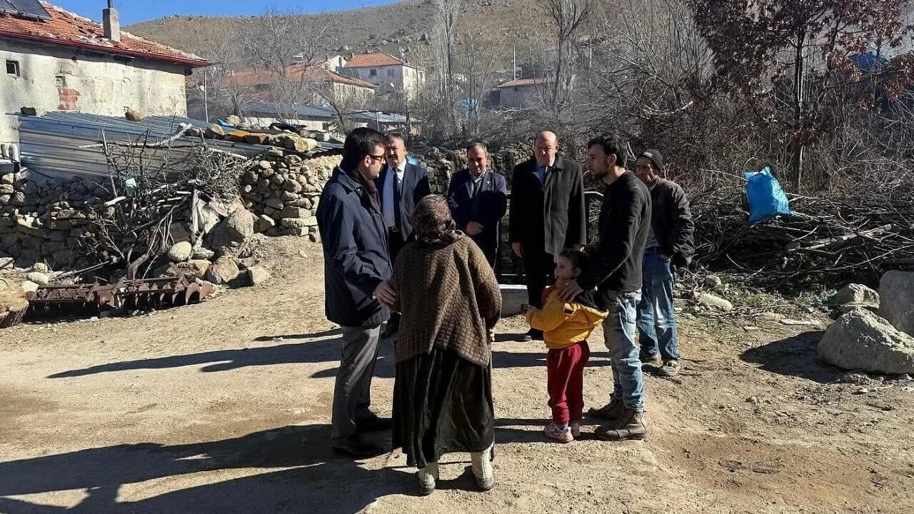 Sandıklı'da Evi Kül Olan 78 Yaşındaki Kadına Kaymakamlıktan Yardım Eli