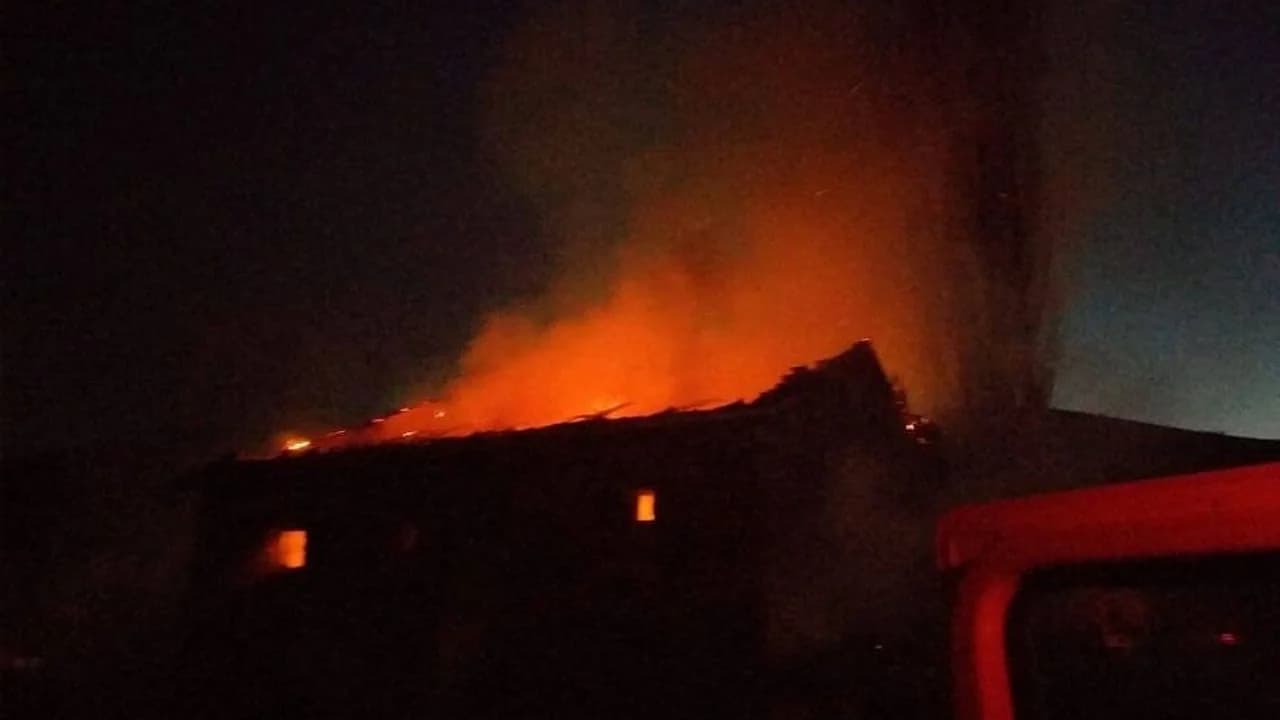 Sandıklı'da İki Katlı Ahşap Ev Kül Oldu: 78 Yaşındaki Kadın Evsiz Kaldı