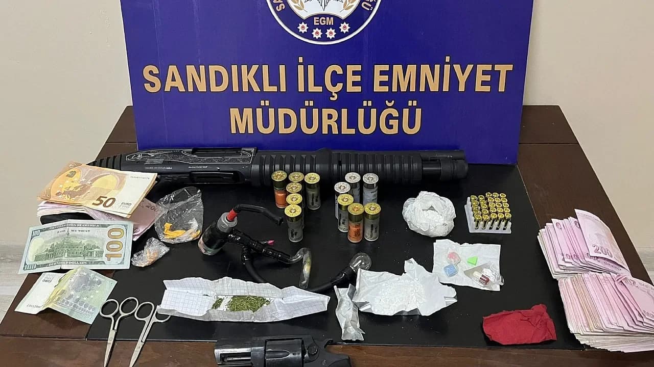 Sandıklı’da Zehir Tacirlerine Darbe: Kokain, Silah ve Yüklü Miktarda Nakit Ele Geçirildi