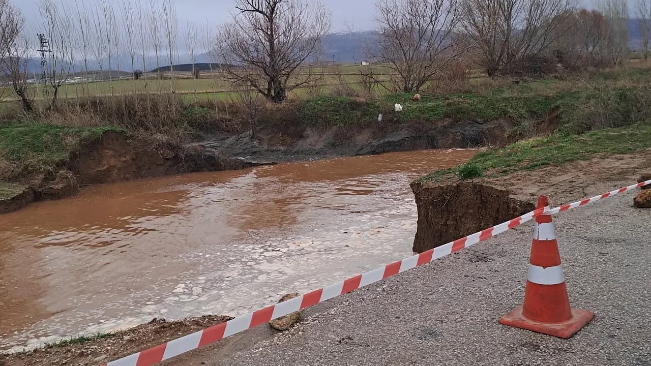 Sandıklı’da Korkutan Manzara: Hüdai Kaplıcaları Yolunda Dev Çukur