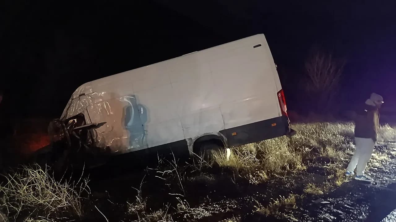 Afyonkarahisar’da Yağışlı Hava Kazayı Getirdi: Karaadilli’de Minibüs Şarampole Uçtu