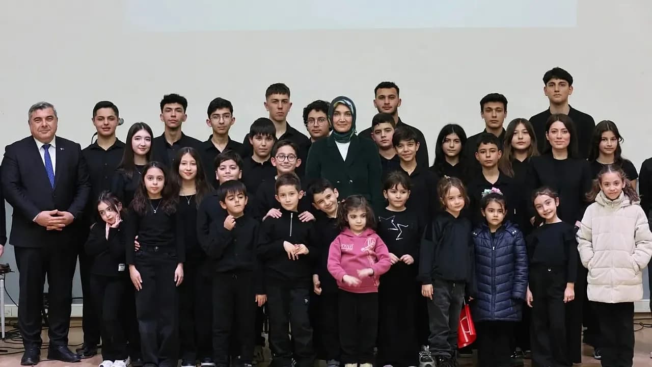 Birikim Okulları'ndan "Kardeş Şehirler" Temalı Şiir Gecesi: Gönüller Sanatla Birleşti