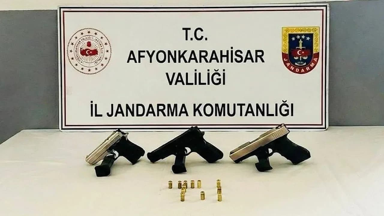 Sinanpaşa’da Düğünlerde Silah Sıkanlara Jandarma Engeli: 3 Tabanca Ele Geçirildi