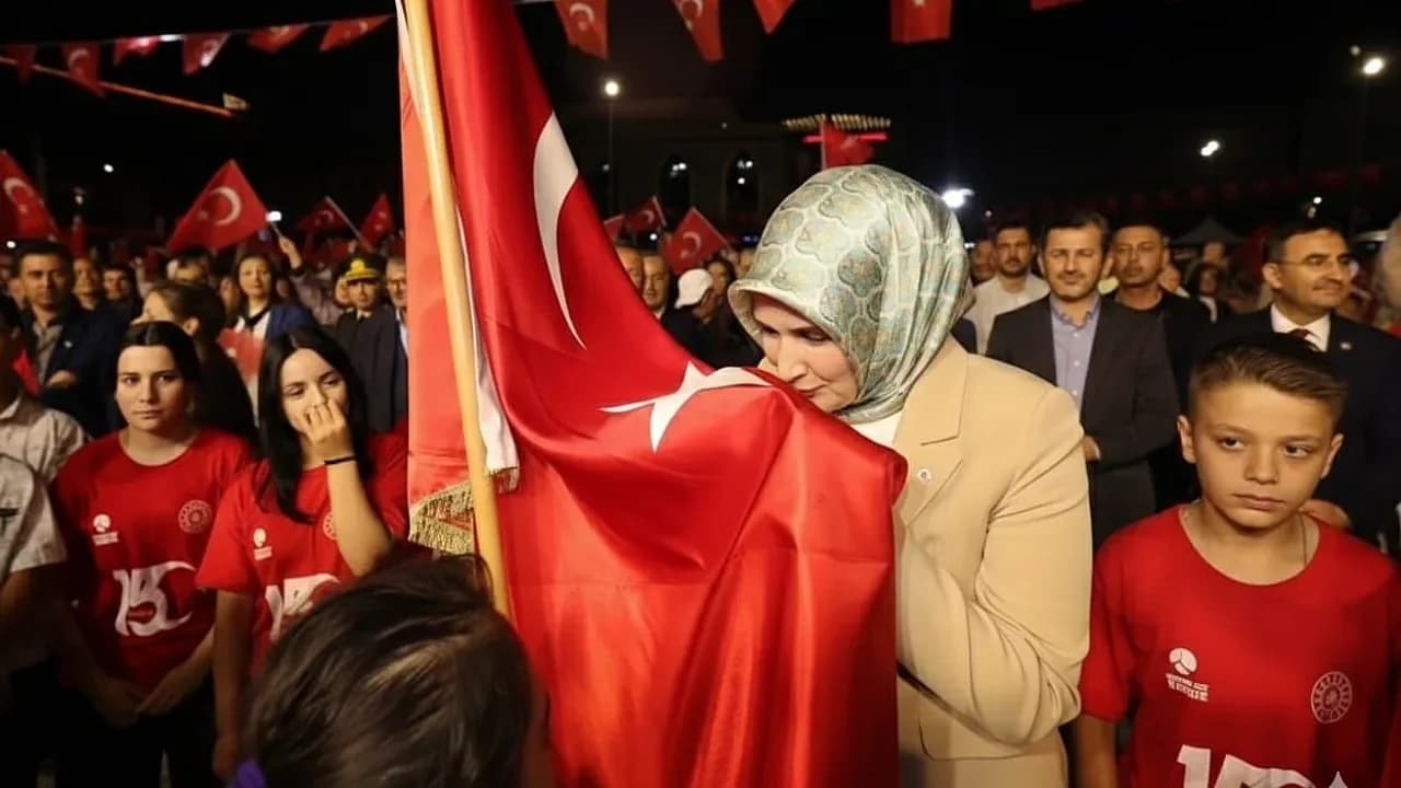 Vali Yiğitbaşı'ndan Bayrağa Uzanan Ellere Sert Mesaj: "Sonları Hüsran Olacaktır"