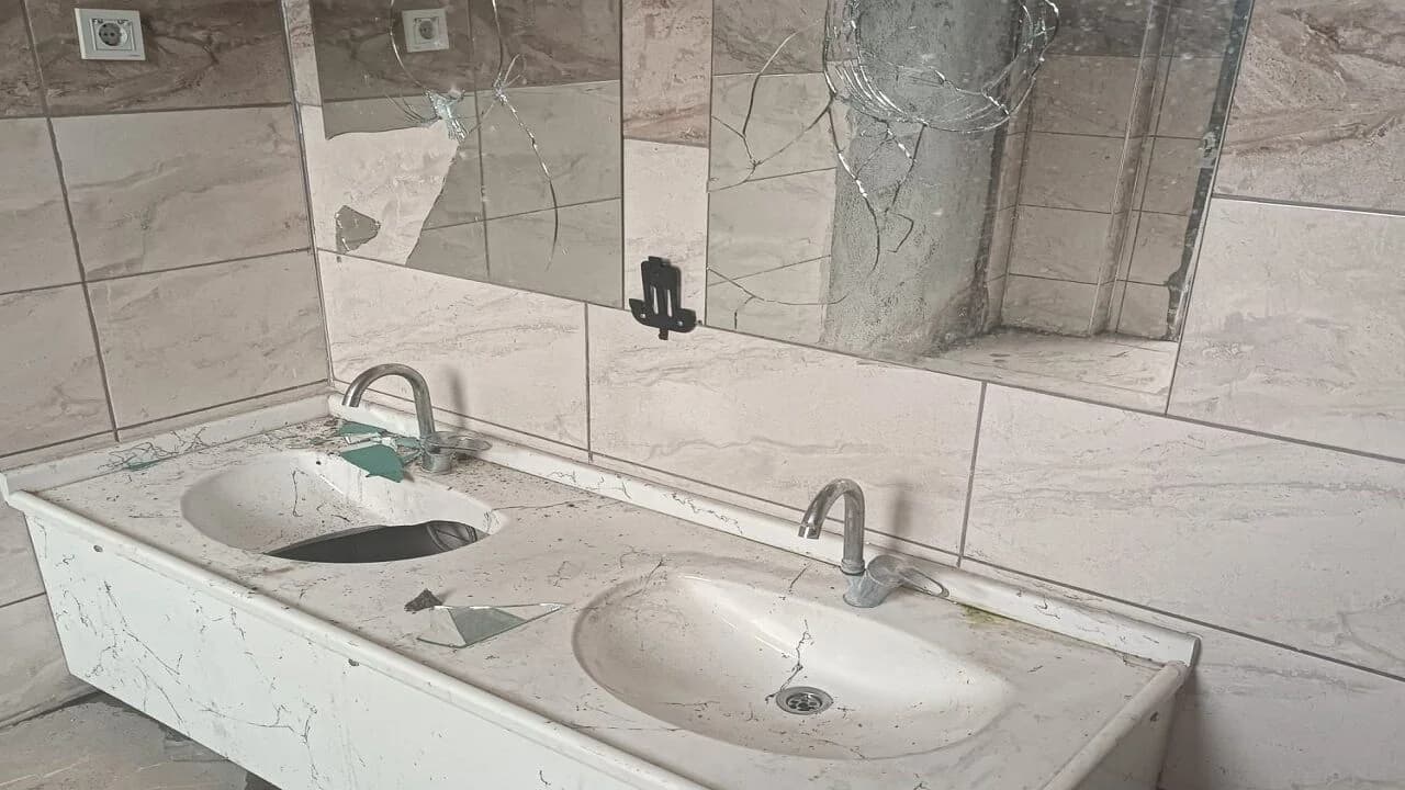 Şuhut Ulu Camii’nde Çirkin Saldırı: Tuvalet Aynalarını Tuzla Buz Ettiler