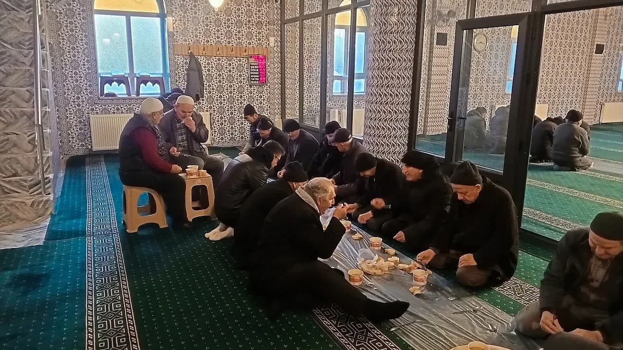 Karaadilli’de Sabah Namazı Bereketi: Vatandaşlar Aynı Safta Buluştu