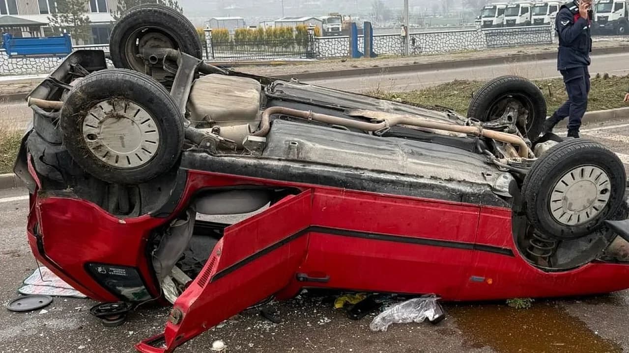 Tavşanlı'da Korkutan Kaza: Refüjdeki Ağaca Çarpan Otomobil Takla Attı