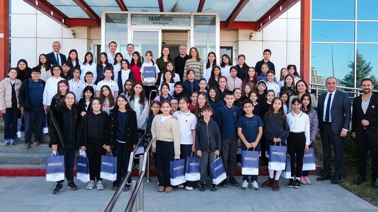 Afyonkarahisar'da Minik Ressamlardan Hekimlere Anlamlı Tıp Bayramı Hediyesi