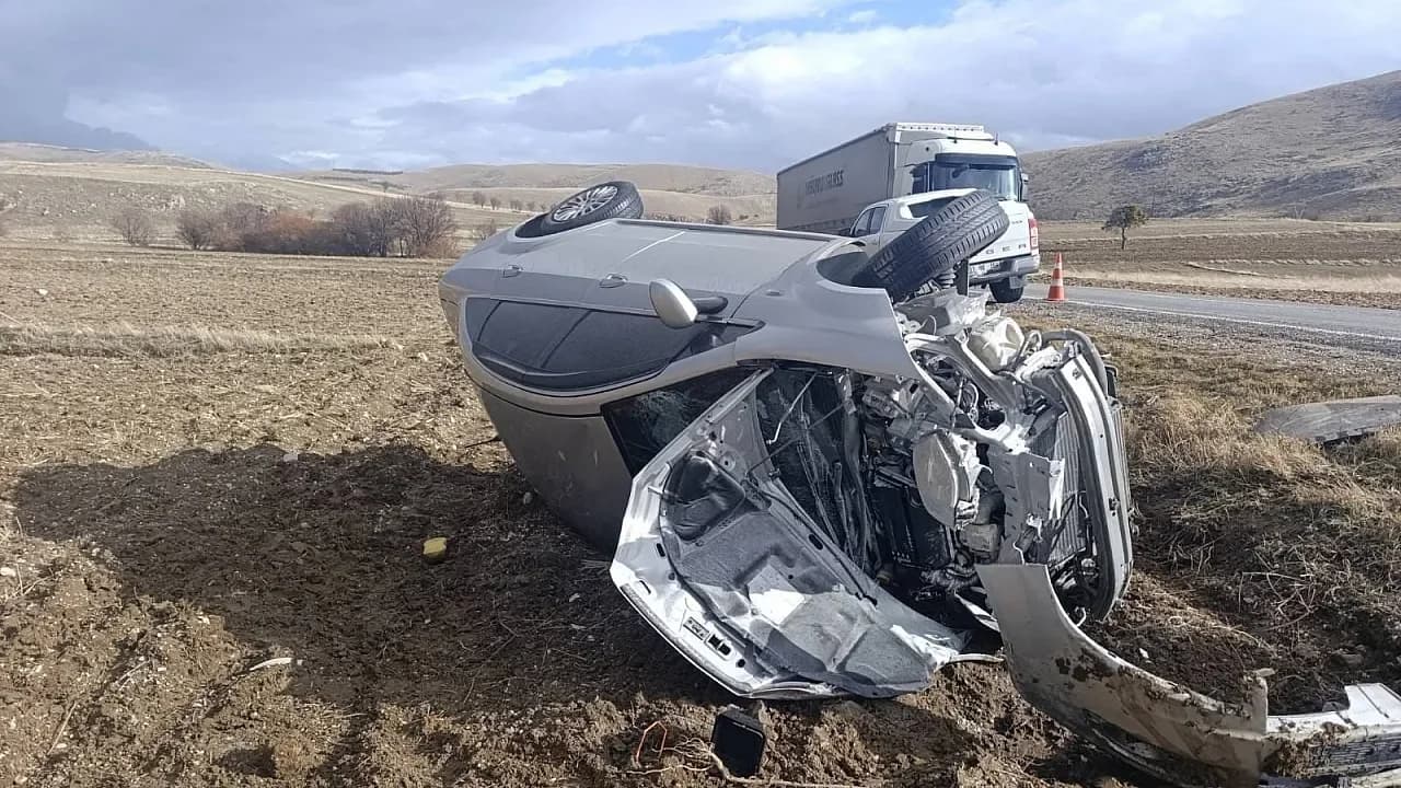 Dinar’da Trafik Kazası: Tır ile Çarpışan Otomobilde 5 Kişi Yaralandı