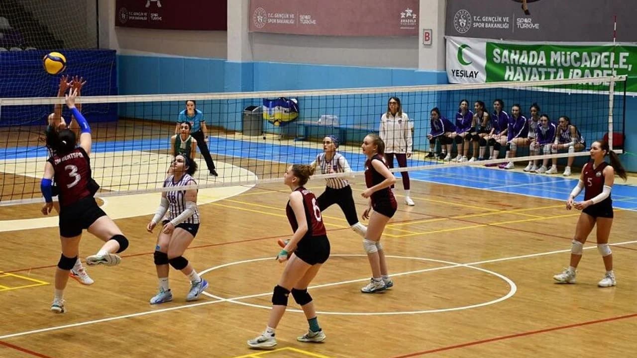 Afyon'da File Heyecanı: Kadınlar Bölgesel Lig Müsabakaları Tınaztepe'de Başladı