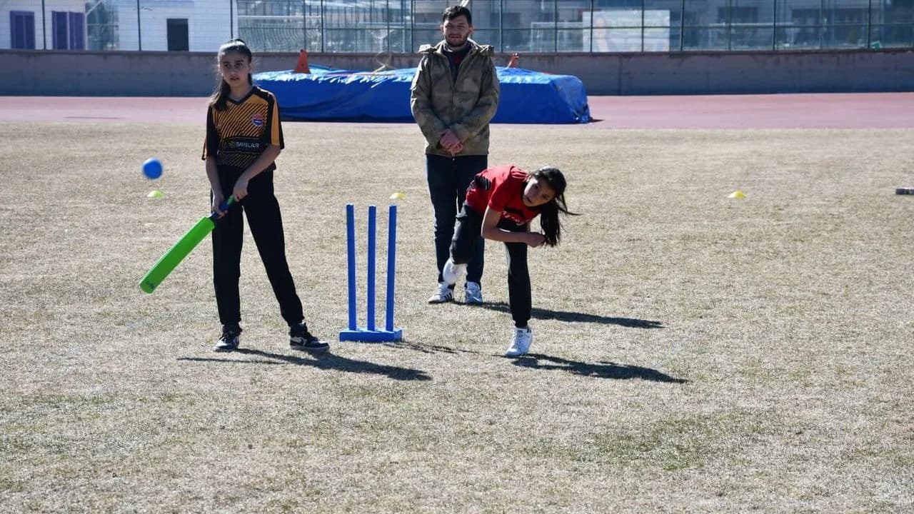 Kocatepe'de Kriket Heyecanı Sona Erdi: Şampiyon Yunus Emre Ortaokulu